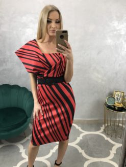 Midi puzdrové pásikavé šaty s odhaleným ramenom - červeno/čierne