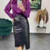 Elegantná kožená predĺžená suknička so zlatou retiazkou - čierna