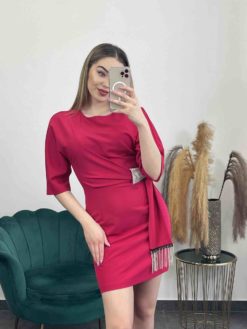 Krátke elegantné šaty so striebornými aplikáciami - červené