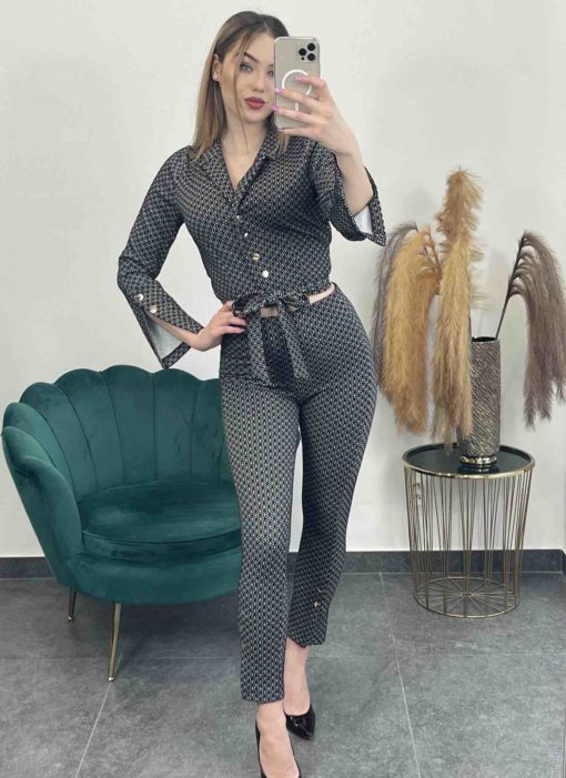Elegantný nohavicový vzorovaný komplet so zlatými aplikáciami - čierno/biely