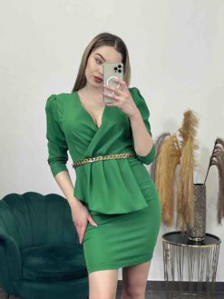 Krátke elegantné šaty so zlatou retiazkou a prekladaným výstrihom - zelené