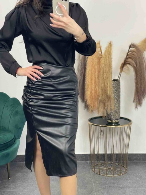 Midi elegantná kožená riasená suknička s rázporkom - čierna
