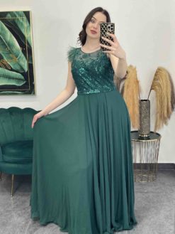 Elegantné dlhé šaty s ozdobnými pierkami na ramenách - smaragdovo zelené