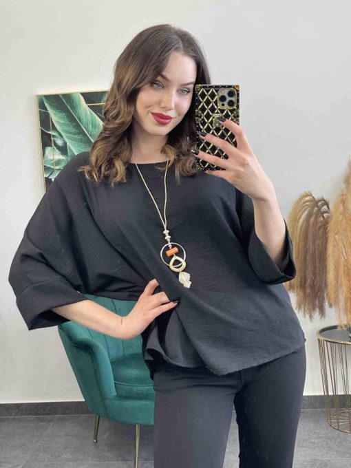 Elegantná blúzka s netopierími rukávmi a náhrdelníkom - čierna