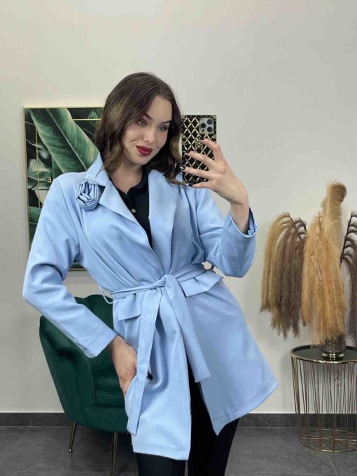 Dámske elegantné predĺžené sako s viazaním v páse - slabo modré