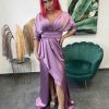 Nádherné luxusné saténové šaty s prekladanou sukničkou a netopírim rukávom - fialové