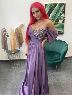 Nádherné luxusné saténové šaty s rázporkom a kamienkami - fialové