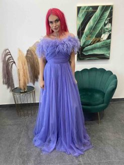 Elegantné šaty s lodičkovým výstrihom a perím - svetlo fialové