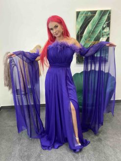 Elegantné turecké šaty s dlhými padavými rukávmi a ozdobnými pierkami - fialové