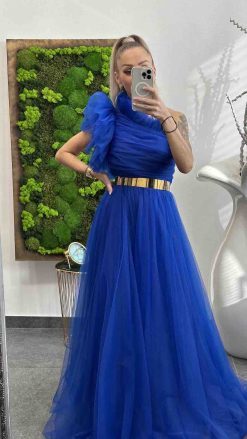 Dlhé elegantné spoločenské šaty s tylom a zlatým opaskom - kráľovsky modré