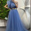 Dlhé elegantné spoločenské šaty s tylom a zlatým opaskom - svetlo modré