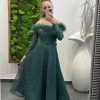 Midi elegantné spoločenské šaty s lodičkovým výstrihom, pierkami a trblietkami - smaragdovo zelené