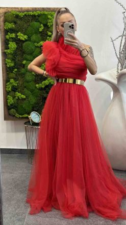 Dlhé elegantné spoločenské šaty s tylom a zlatým opaskom - červené