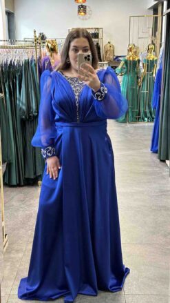 Dlhé elegantné šaty s tylovými rukávmi a striebornými aplikáciami - kráľovsky modré